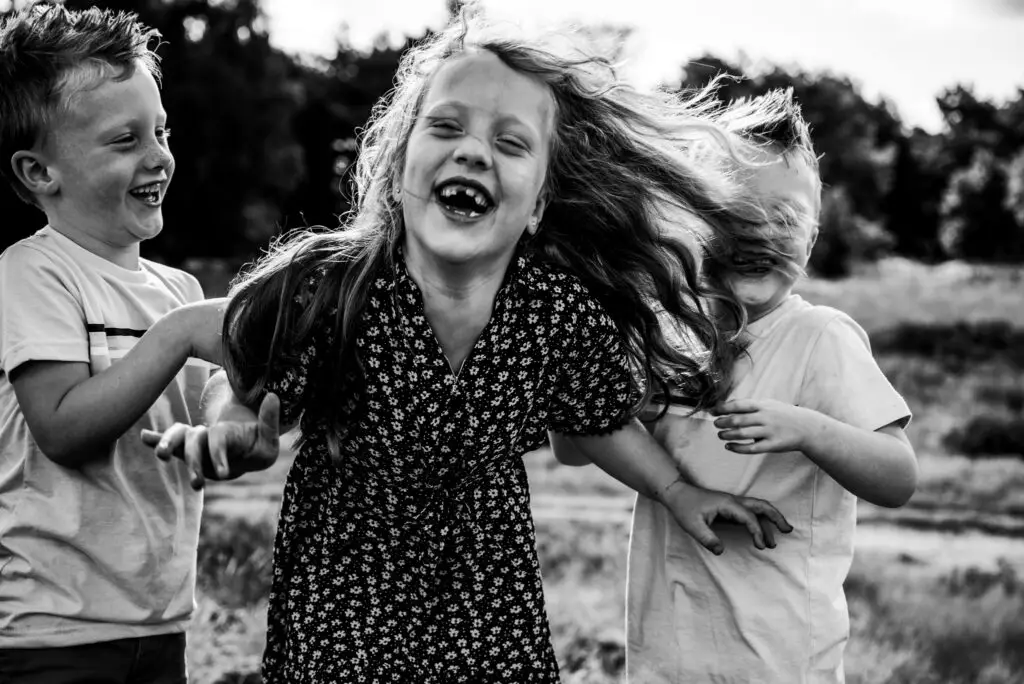 kinderen lachen tijdens fotoshoot