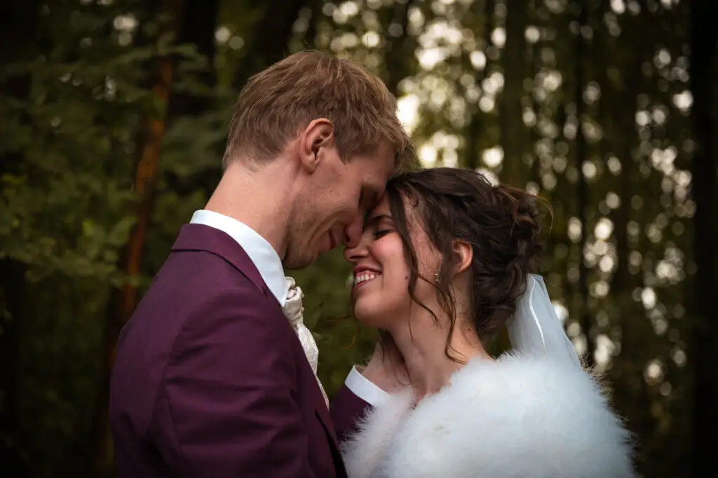 emotionele fotoshoot met het bruispaar in het bos