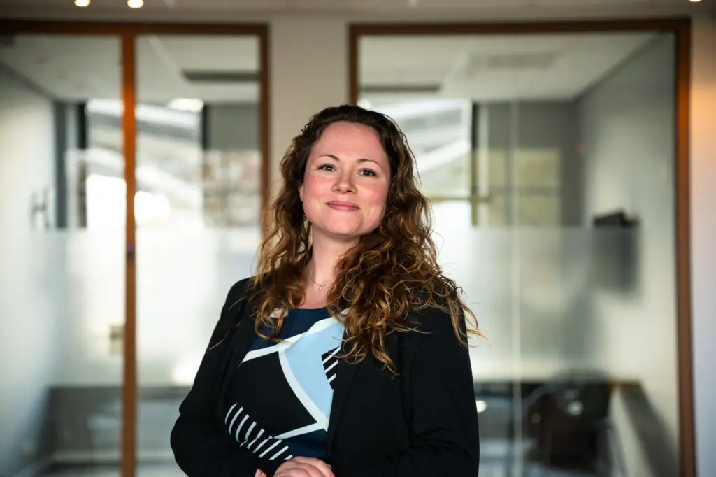 zakelijke fotoshoot portretfoto vrouw met oranje achtergrond